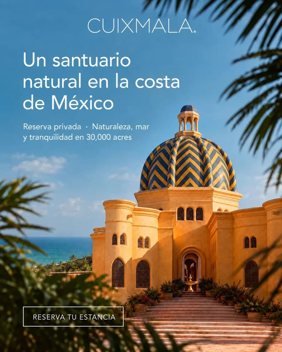 Cuixmala Meta ad in Spanish: the domed main house framed by palms with the sea behind, headline Un santuario natural en la costa de México and a Reserva tu estancia button